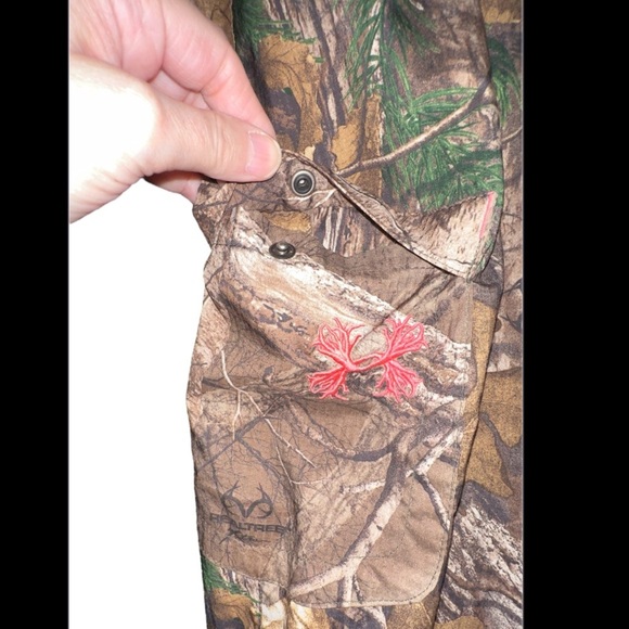 Women's Under Armour Real Tree camo cargo pants, size 14 - Picture 3 of 4